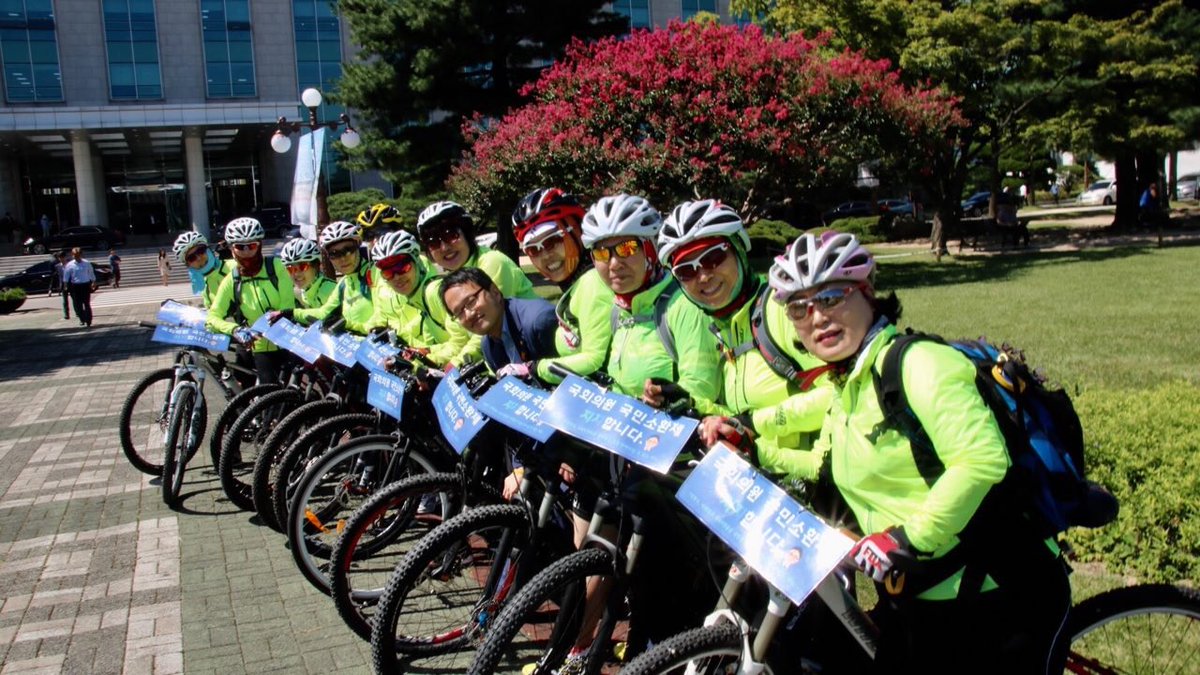 yoeman6310's tweet image. 국회의원에 대한 국민소환제 지지의사를 밝히기 위해 은평에서부터 자전거로 국회로 오신 지역주민들과 함께!!