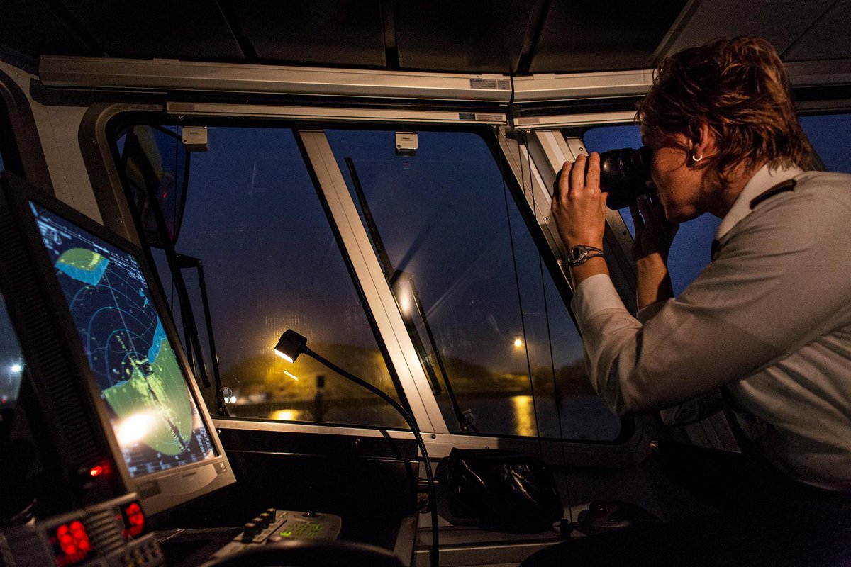 Rijkswaterstaat's tweet photo. De #herfststorm heeft ook gevolgen voor de scheepvaart. Sommige sluizen en bruggen worden niet bediend: https://t.co/BdRv0PHQls #codeoranje https://t.co/WVBK8MEY21