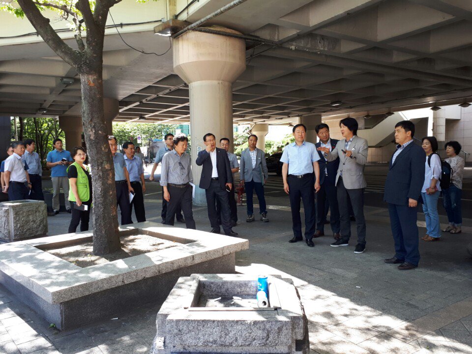 #성남시 분당구청장님 서현1동 서현역 분수광장 및 고가차도 현장 탐방 몸이 열개라도 부족한 울 분당구청장님 ~~~분수광장내 비효율적으로 설치된 큰분수 제 기능할수 있는 방안에 따른 현장토론중입니다.