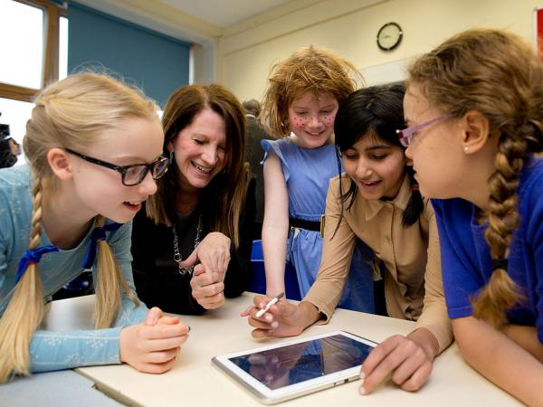 Digitale technologie sijpelt het klaslokaal binnen. Wie maakt die apps? En werken ze?  bit.ly/2w7wL7e