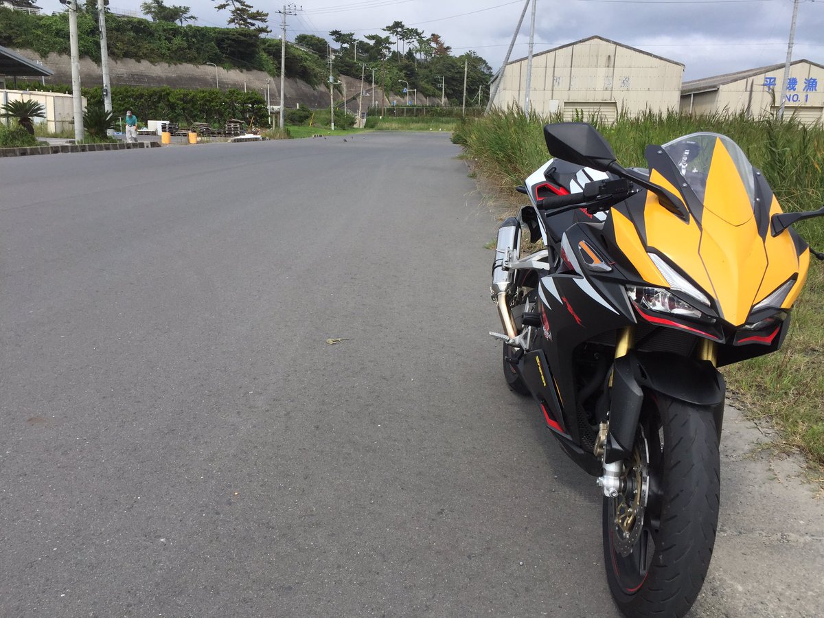 旅職人ライダーコーグ たびえもん うちのスカイランナーcbr250rr Mc51を欲しいという方 居たらレスでもdmでもいいので下さい 両ザイドとカウルは程度のいい中古カウルをお付けいたします 流れるウインカーを製作中なのですが 今のインドネシア仕様でも