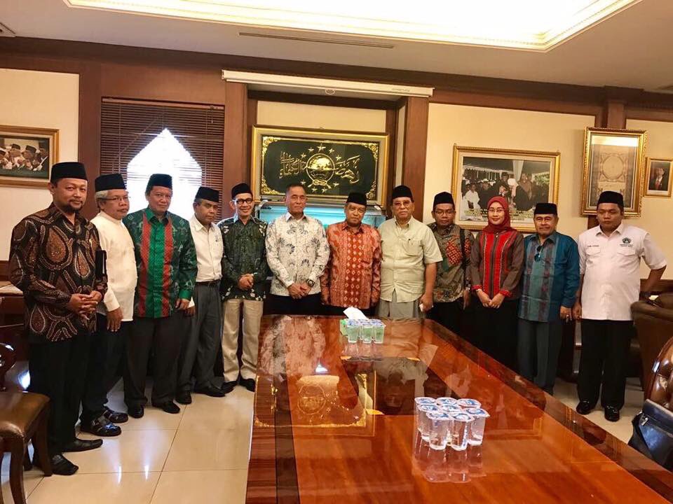 Hari ini, Ketua Umum PBNU Kiai <a href="/saidaqil/">Said Aqil Siroj</a> dan jajaran menerima kunjungan Menteri Pertahanan Pak <a href="/ryamizard_r/">Ryamizard Ryacudu</a>