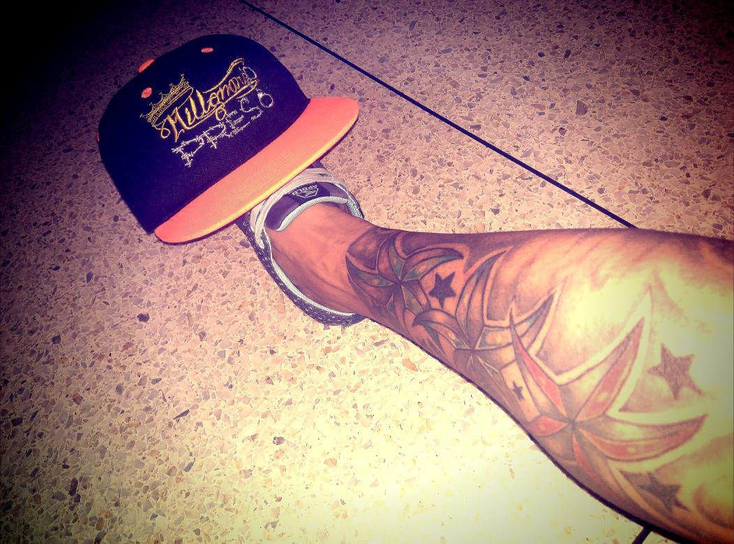 ComboCompleto4's tweet photo. Gorras planas Millonario o Preso "La Serie" https://t.co/G5L1qP0Ryb