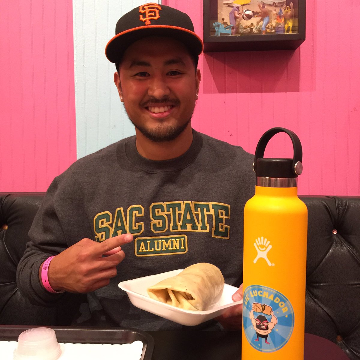 MarkQT123's tweet photo. Squad rolled deep to @luchalibretaco! 1 burrito down, 4 more to go ๐ช๐ฝ #CaliSmackdown #CommittedToTheChallenge #PTSchoolLife #FoodieLife https://t.co/RK3Ezh2YCW