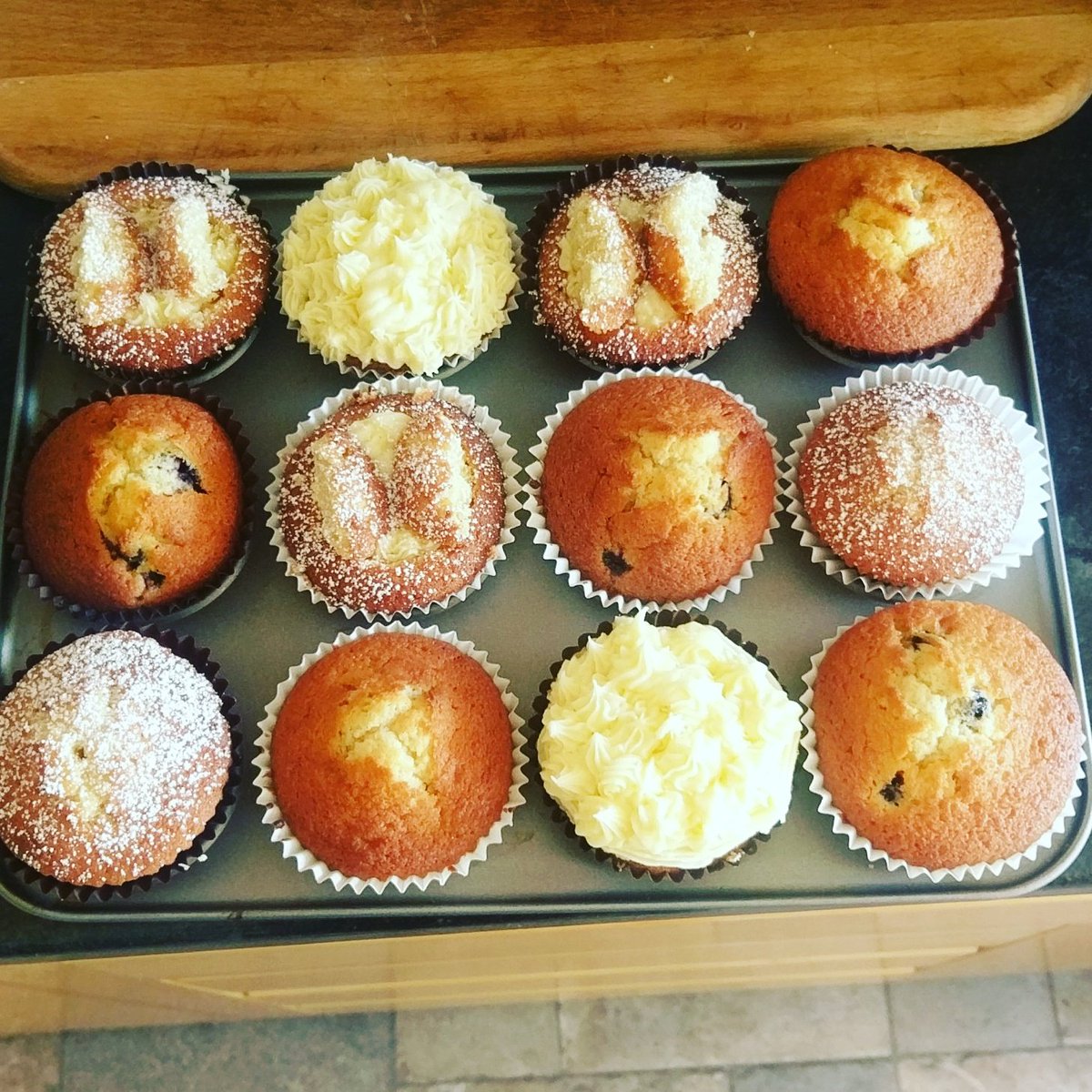 StuffBaking's tweet image. These are American frosting cupcakes, Victoria sponge cupcakes, butterfly cupcakes and blueberry cupcakes. 
#readyforholiday #food #sweet