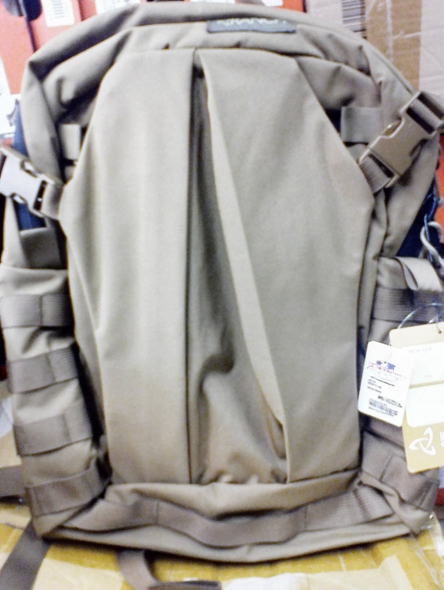 ファントムアキバ店 ミリタリー ミステリーランチのガンファイターは写真の様に脱いだジャケットを挟んだりヘルメットを挟んだりと他のバックパックにないギミックを 搭載したモデルです 容量約21l Tax こちらも在庫残り僅かなので ご注意ください ファントムアキバ店 ミリタリー ミステリーランチのガンファイターは写真の様に脱いだジャケットを挟んだりヘルメットを挟んだりと他のバックパックにないギミックを 搭載したモデルです 容量約21l Tax こちらも在庫残り僅かなので ご注意ください