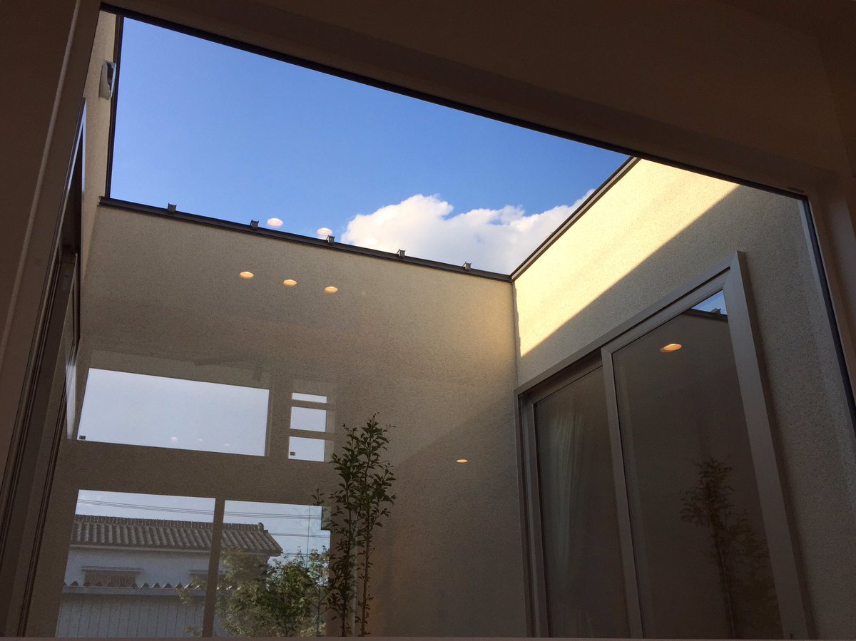 GakuArchitect's tweet photo. ソファーにもたれるとのぞく空と雲
〜天気に恵まれ撮影中〜

#空 #雲 #平家 #住宅 #光庭 #中庭 #撮影 #デザイン ##設計事務所 #岳設計工房 #栃木県 #佐野市 #architct #design #lightwell #home #house #イマソラ https://t.co/4ysMUuAQUs