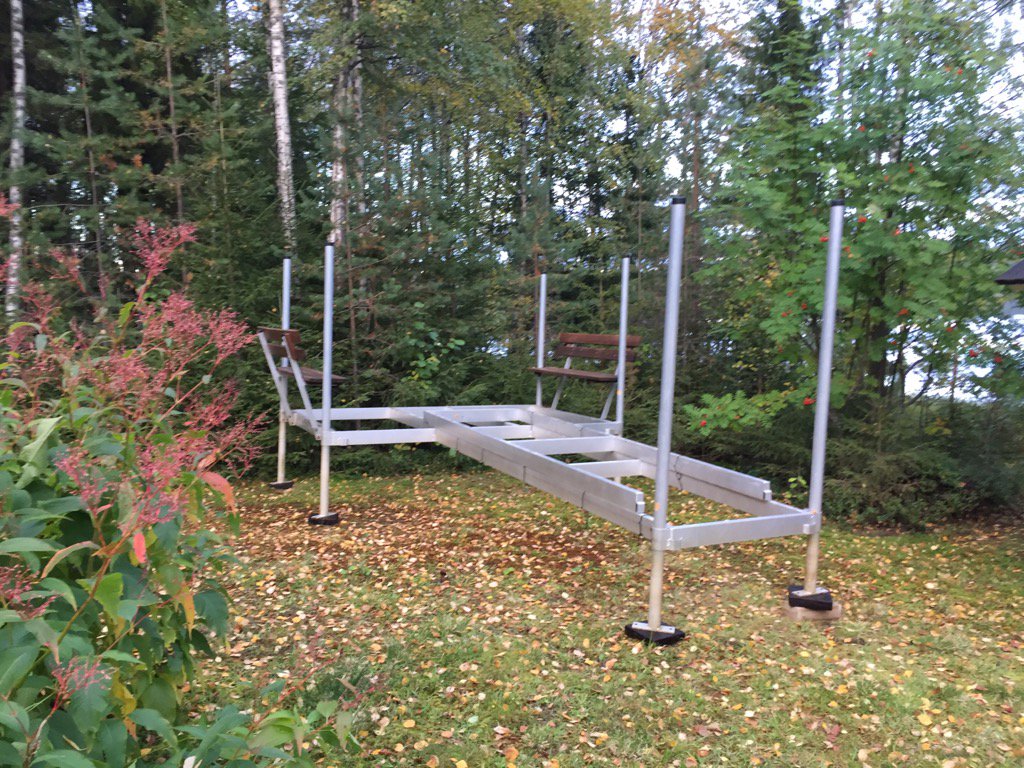 Siinäpä se laituri taas seisoo kuivalla maalla ja tekee samaa kuin minä - odottaa kesää ja lämpimämpiä uimakelejä.