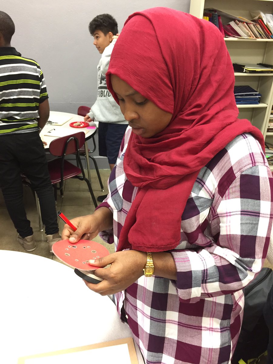 mrscookELL's tweet photo. Students working on describing & using adjectives. #EastELL #ehsELL @Dsmeast @DMschools #beginners https://t.co/8EgxlQNZay