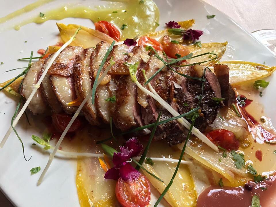 Un plato delicioso......
"Magret de pato con verduras, cítricos y miel"
#Kuche  #FelizMiercoles