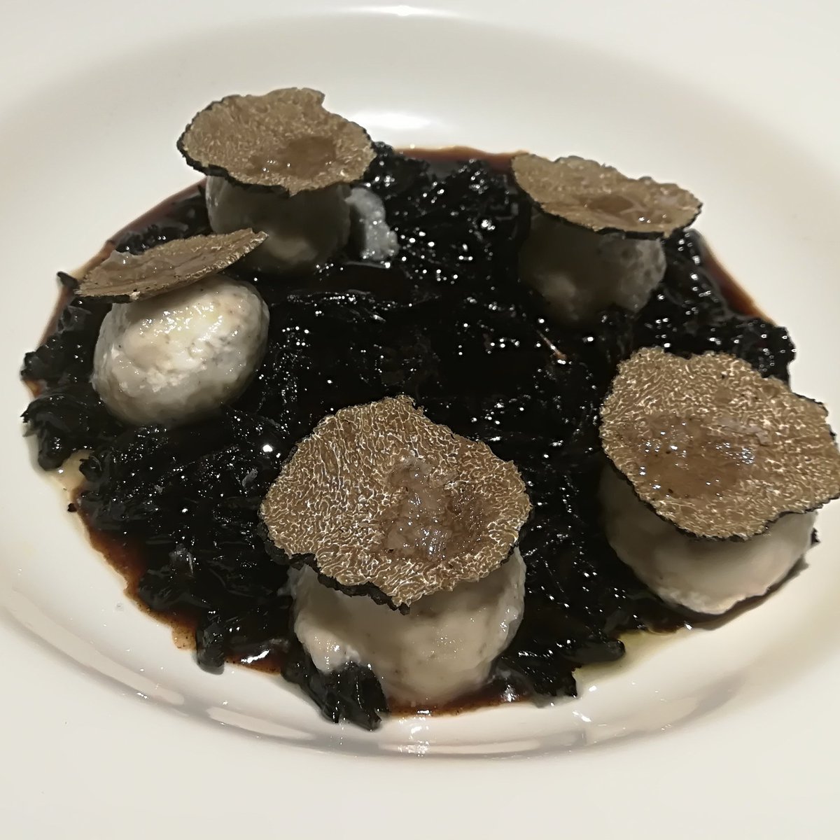 ImperdibleColon's tweet photo. #gnudi con #trompetas de la #muerte y #trufa  #truffle #setas #valencia #mercadocolon https://t.co/5jUUw6GGb7