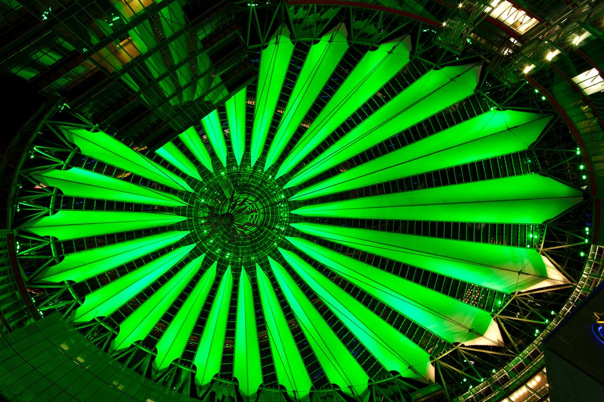 SonyCenterEvent's tweet photo. Vom 12.-17.9. erstrahlt das Sony Center Dach in neuen, leuchtenden Farben. "Sunrise at Night" beginnt jeweils bei Sonnenuntergang. https://t.co/ucG2bVV8Qs