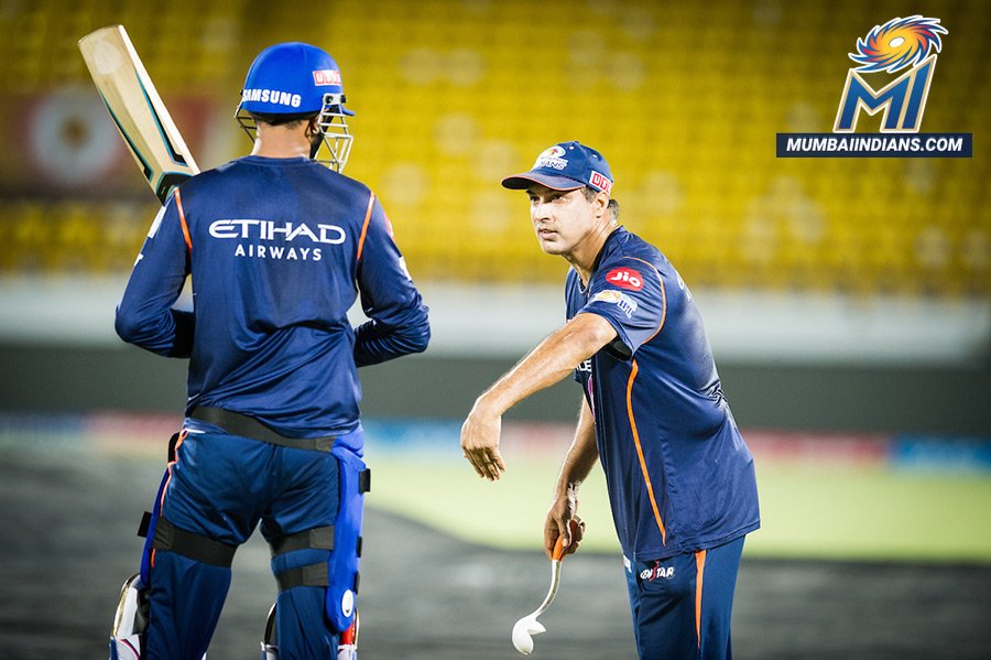 Happy birthday, Robin Singh! Paltan, let\s welcome & follow our batting coach on message - 