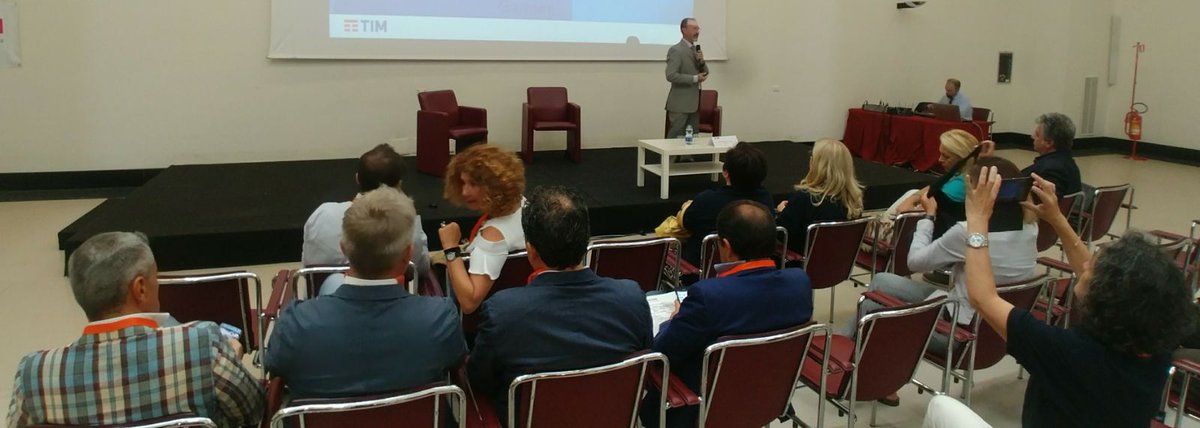 TIM_Enterprise's tweet photo. A #TechnologyBiz, @pier_ac spiega che “#TIMOPEN offre da un lato strumenti per sviluppare software: dalle infrastrutture alle #API”. https://t.co/ywWRp9HW00