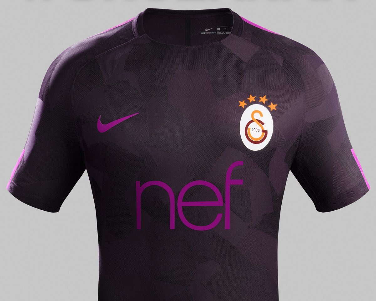 cubuklumag's tweet photo. 🇹🇷 #Galatasaray 2017-2018 #Nike alternatif forması tanıtıldı. #Forma2018 https://t.co/09HIdyJZ6R