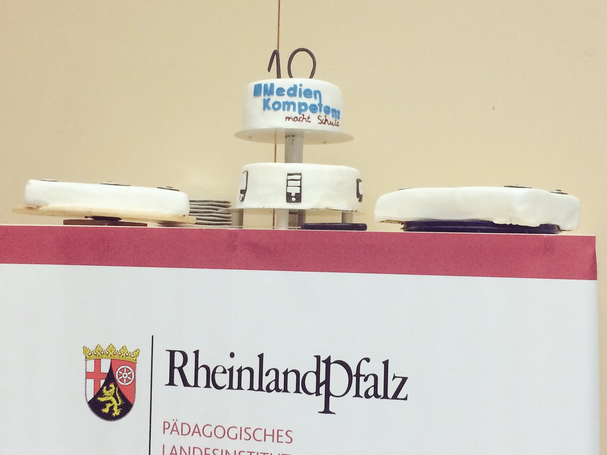 Bildung_RLP's tweet photo. Happy Birthday :-) 10 Jahre #Medienkompetenz macht Schule. Geburtstagstorte von der Nordpfalz-Grundschule aus Alsenz. Dankeschön! https://t.co/DcOGoXfpxg