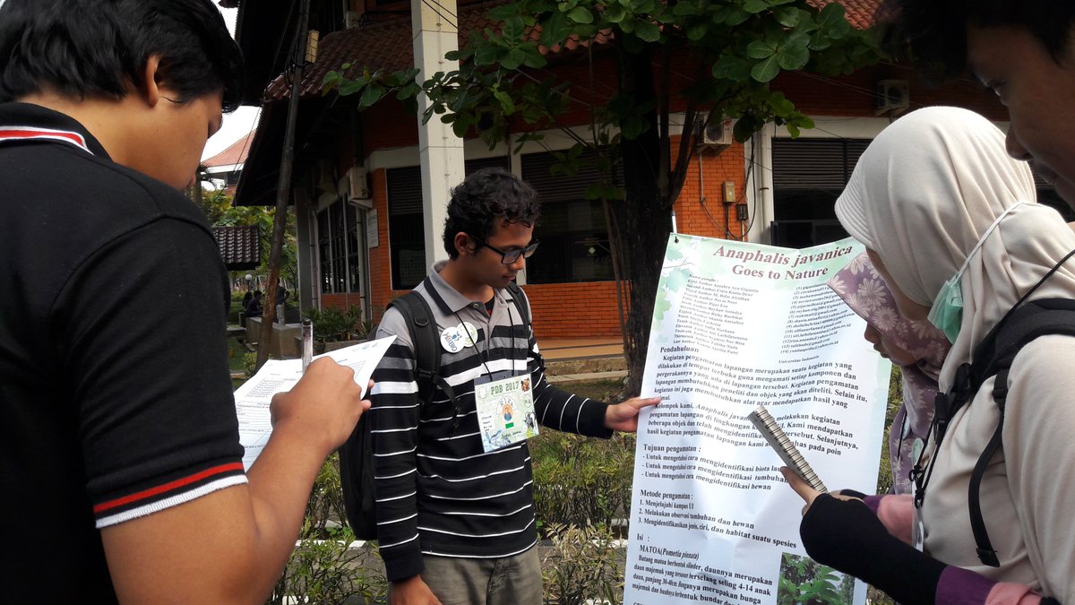 pdb2017's tweet photo. [LIVE REPORT] 
saat ini sedang berlangsung sesi presentasi poster ilmiah di Rumput Biologi. Semangat yaa presentasinya https://t.co/J2nJdHvSQG