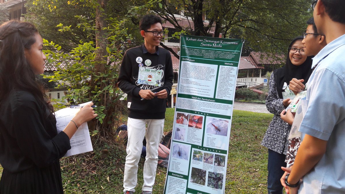 pdb2017's tweet photo. [LIVE REPORT] 
saat ini sedang berlangsung sesi presentasi poster ilmiah di Rumput Biologi. Semangat yaa presentasinya https://t.co/J2nJdHvSQG
