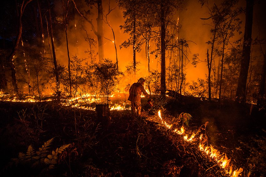 A taste of things to come as #summer temps kick off #NSWFires season <a href="/ShooterWol/">Wolter Peeters</a> <a href="/MaxMasonHubers/">Max Mason-Hubers</a> <a href="/NSWRFS/">NSW RFS</a> smh.com.au/photogallery/e…