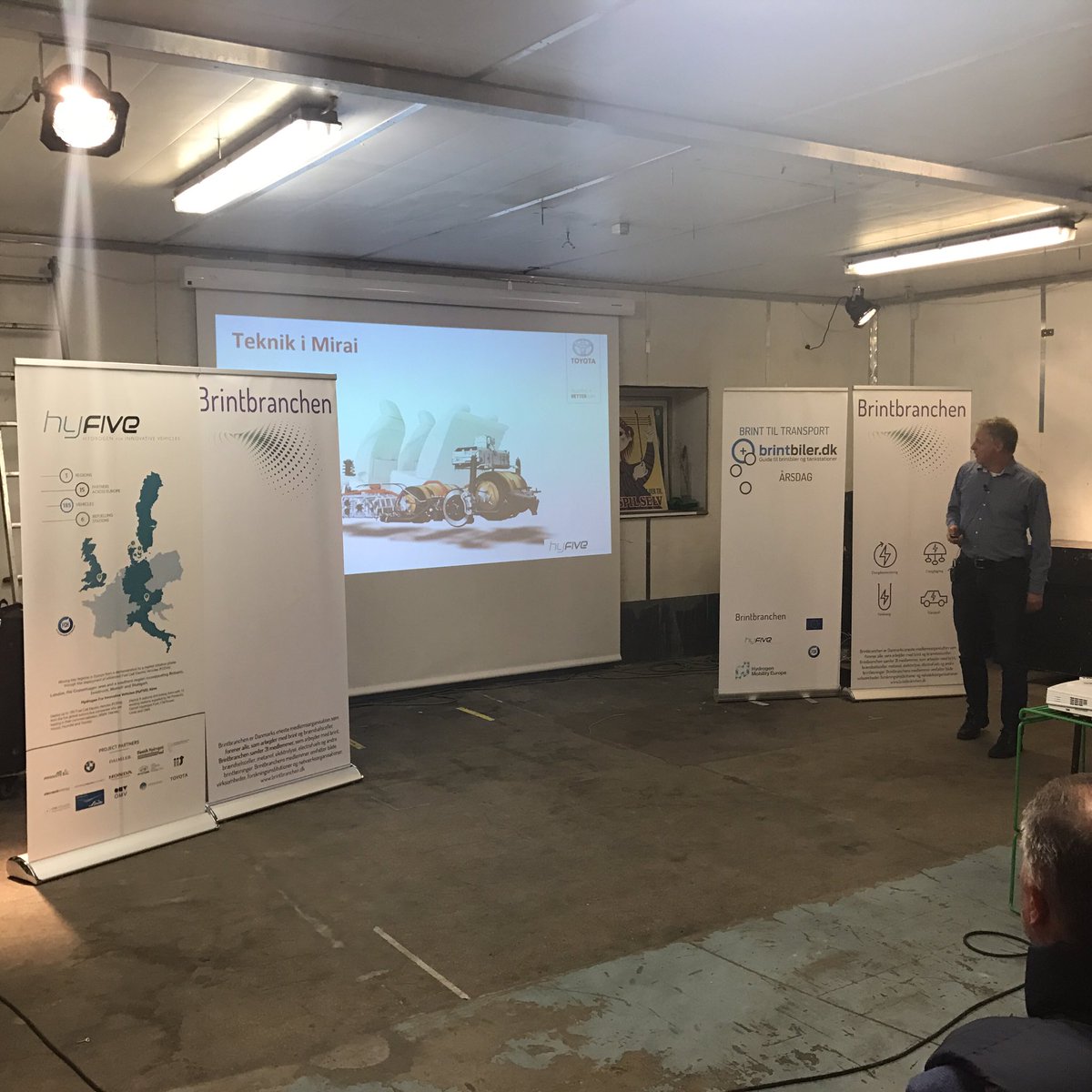 Brintbranchen's tweet image. .@toyotadanmark forklarer på brintbiler.dk's årsdag hvordan #mirai brintbilen virker og hvorfor den kun udleder vand #dkgreen #HyFive