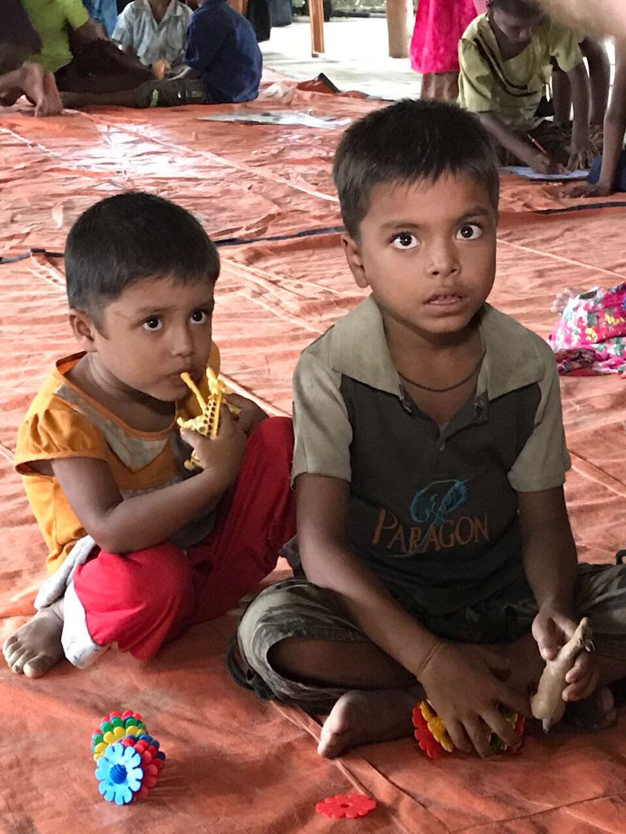 UNICEFBD's tweet image. As more than 300,000 #Rohingyas has arrived, #UNICEF has  identified 1,128 documented separated children - Sufaiyat &amp;amp; Hazera are among them.