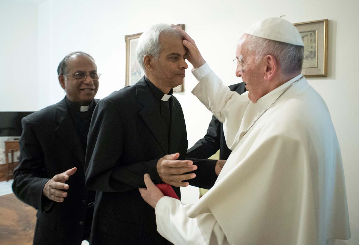 L’émouvant baiser du Pape au prêtre otage (Photos et Vidéo - 2 min) DJm_KhNX0AULGMS