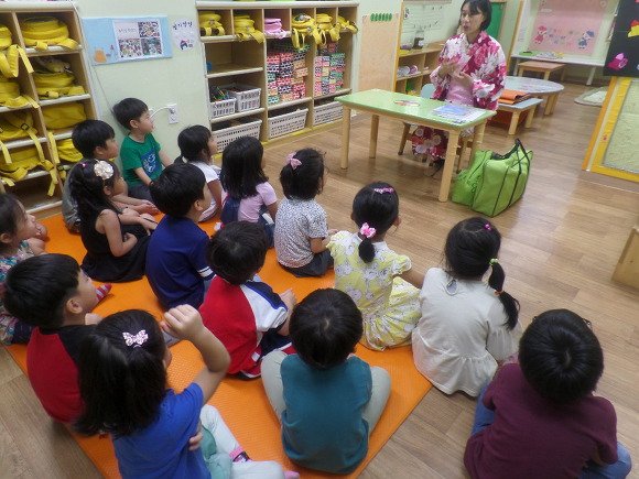 dochon3's tweet image. #성남시국공립어린이집 #다문화교육 #일본 
9.12 일본의 의식주를 알아보고 ,놀잇감을 체험해볼 수 있었습니다.