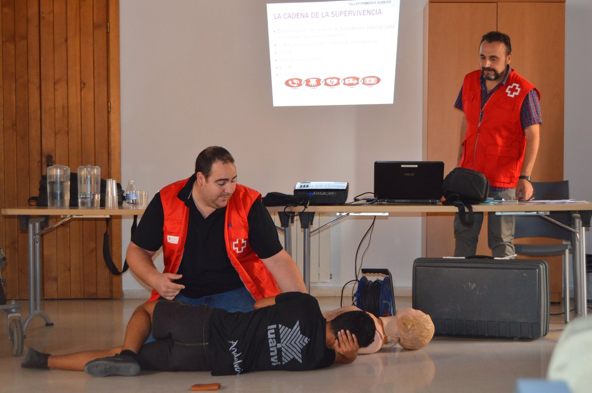 CruzRojaCordoba's tweet photo. #PrimerosAuxilios para personas #sinhogar en el Albergue municipal. Porque #SalvanVidas #RedCohabita https://t.co/pxrYO9tt3H
