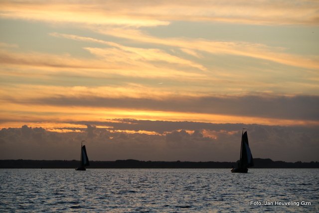 JanHeuvelingGzn's tweet photo. Prachtige avond voor @dedarp op het #Eemmeer bij de @Havenspakenburg meer op https://t.co/odtxRbl7HF https://t.co/9p7sOue0Ra