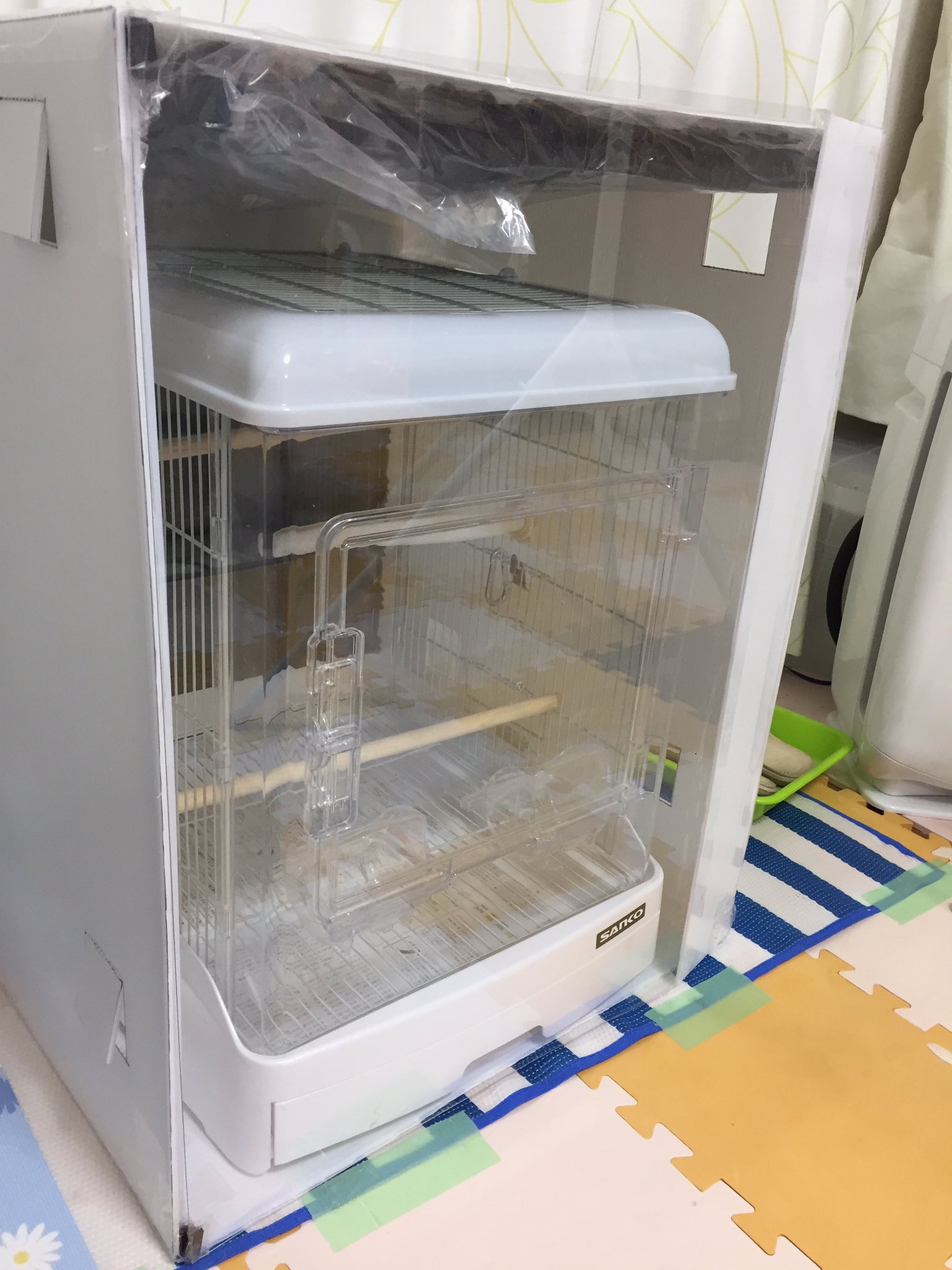 せむ 通販中 手作り防音ケース完成 アクリルが数万に対して材料5000円程度 防音材含む 効果はアクリル 防音材には及ばなかったものの オカメインコのキーンとした叫び声の キーン が取れるくらい 扉は磁石で固定 引越し多いので壁は解体組立が