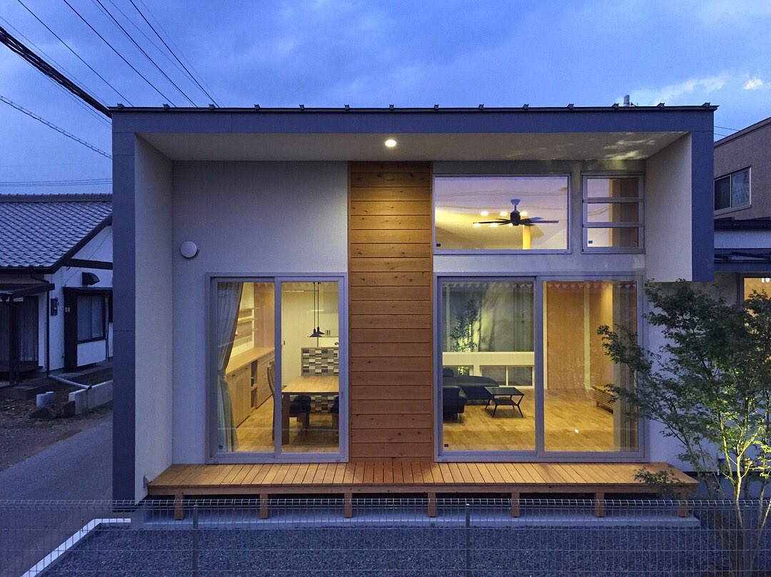 GakuArchitect's tweet photo. 【光庭のある平屋住宅】
夕闇から夜景を撮影

#栃木県 #佐野市 #岳設計工房 #平屋 #住宅 #デザイン #照明 #もみじ #夜景 #architct #architecture #design #exterior #interior #light #home #house https://t.co/VyP0zZlbfb