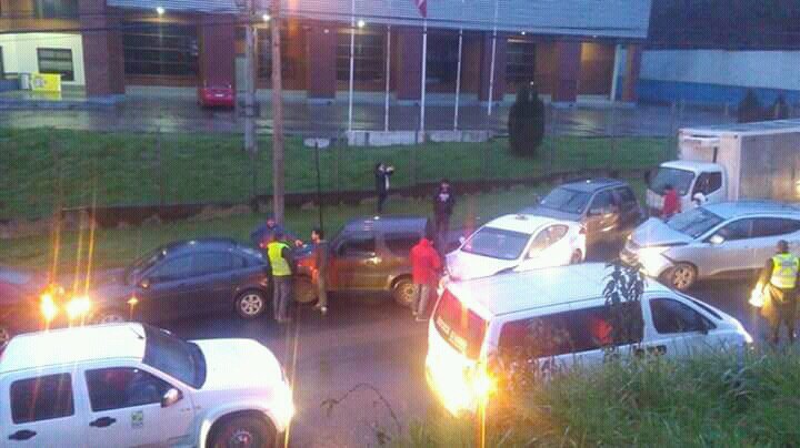 radioquellon's tweet photo. Accidente en el sector la Chicheria en Castro. 6 vehículo involucrados . https://t.co/eSTVcKw0tw
