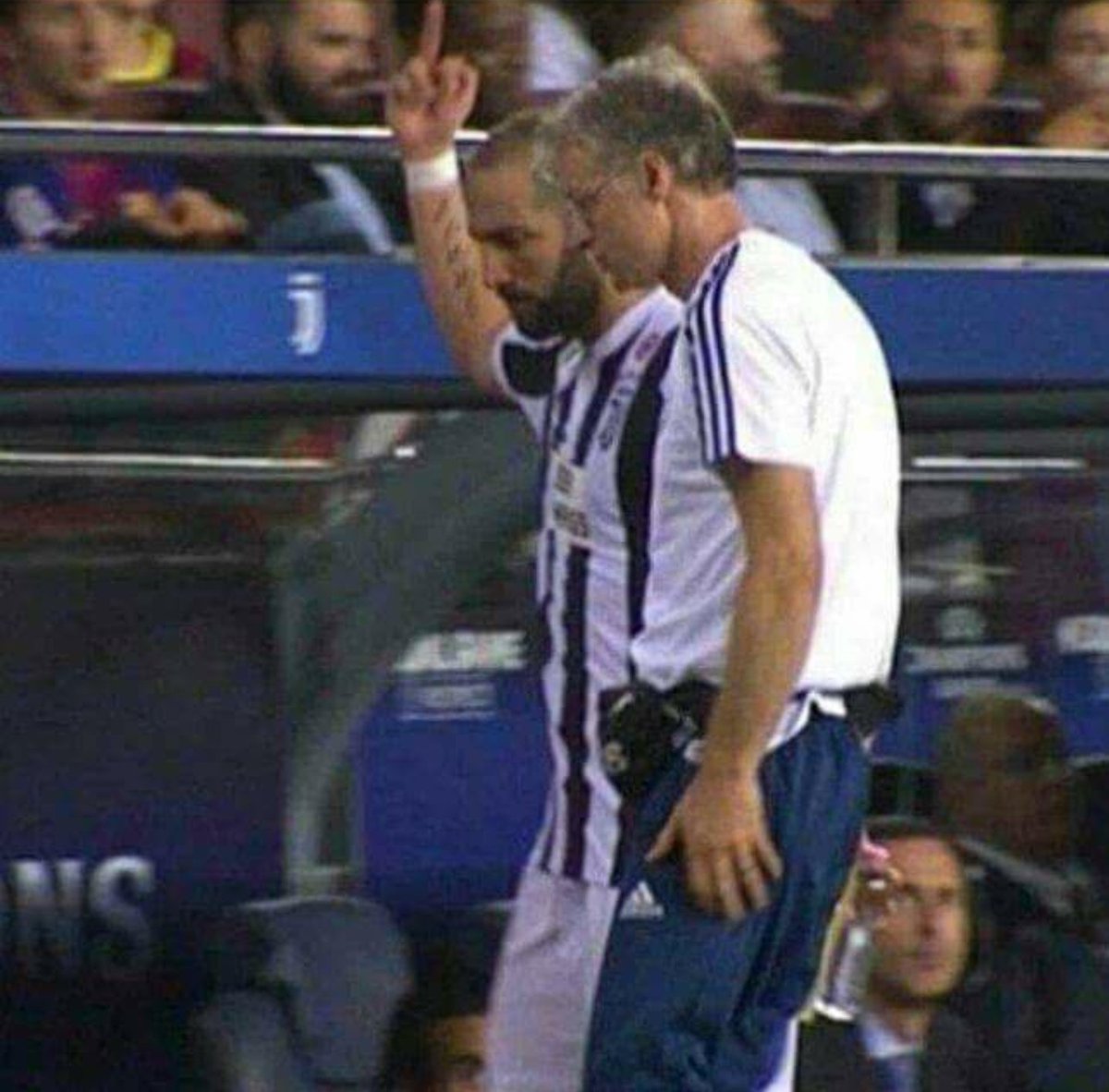 riccitudo's tweet photo. - Dybala come Messi dove?
- Vi manca Bonucci eh
- 3-0 Messi è finita
- Già tanto se lottiamo per lo scudetto
- Allegri a casa
#completepack https://t.co/ti8W6kvEv4