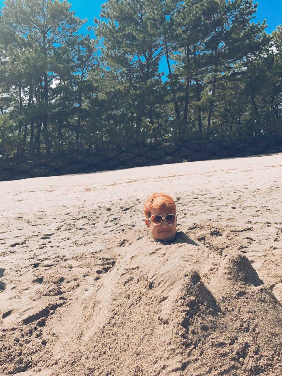K_UNIVERCITY's tweet photo. 9/6〜9/10 tweede夏合宿in鹿児島🏝
海に花火に肝試しに夏を満喫できました👌もちろんフットサルも⚽️でもメインはやっぱりトランプ！🃏
一回生もたくさん仲良くなってくれてよかった！！来てくれた一回生ありがとう😊
秋学期もよろしくねー👍👍 https://t.co/LzZu0tGAxQ