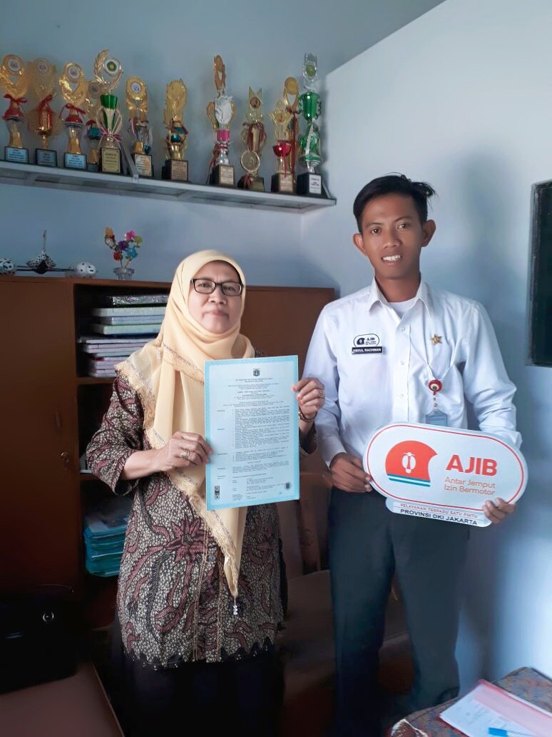 UPPTSPTUGUT's tweet photo. Penyerahan IMB Atjeng, selain itu tim @AJIBPTSPDKI juga mengantarkan pemohon ke Bank DKI utk pembayaran retribusi 👍 @layananjakarta @edyJDM https://t.co/6WiwYCEhHw