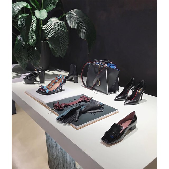 We love this #Autumnstyle #inspiration in-store <a href="/Pozzilei/">PozziLei</a> boutique featuring our #musthave Adalberta #pumps in elegant black #patentleather.