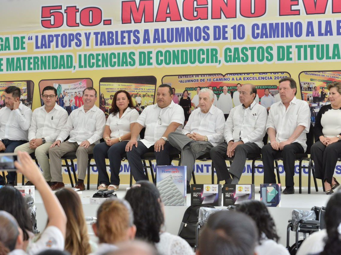 Gobdetabasco's tweet photo. En el salón Villahermosa, el Gobernador @nunezarturo preside la entrega de apoyos a los trabajadores del @SUTSETOficial https://t.co/8tzCk3iXsD