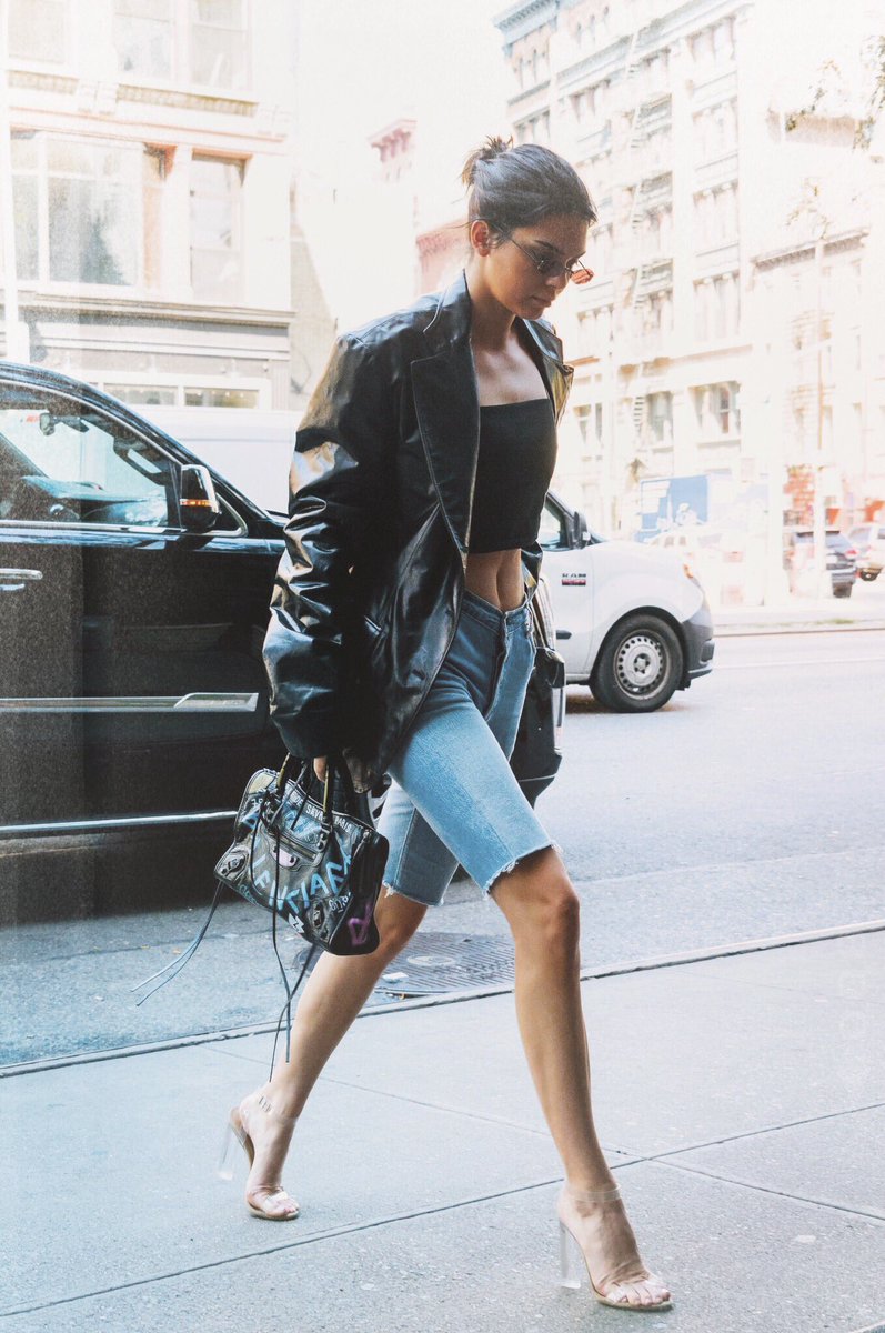 empirekendalI's tweet photo. NY candids are always my fav https://t.co/I6eYHHkghL