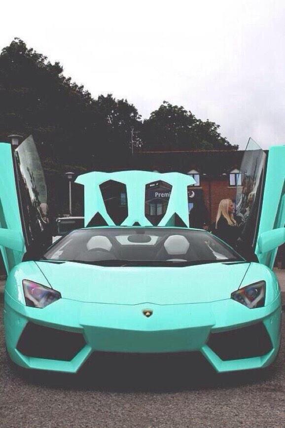 1ExpensiveCARS's tweet photo. Tiffany blue Lamborghini 👏👏 https://t.co/W1lirHRHGU