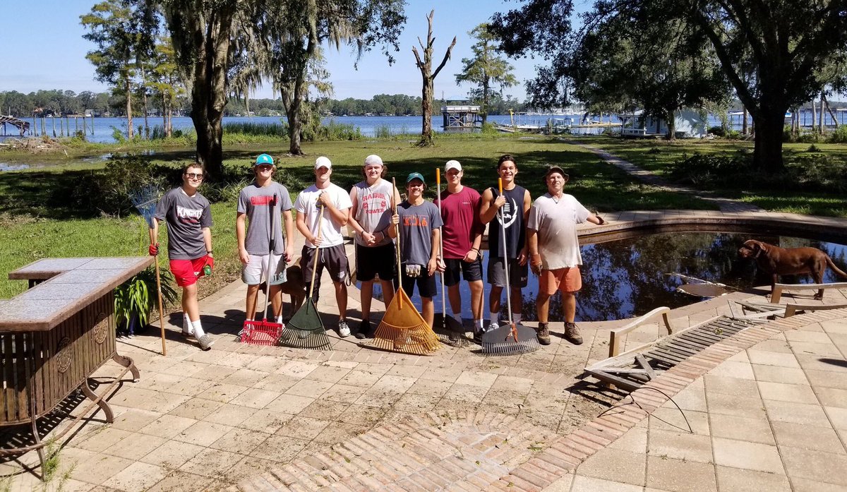 CreeksideLax's tweet photo. Creekside lacrosse players helping cleanup their community along the St. Johns River #Brotherhood #irma https://t.co/m39pqixZy6