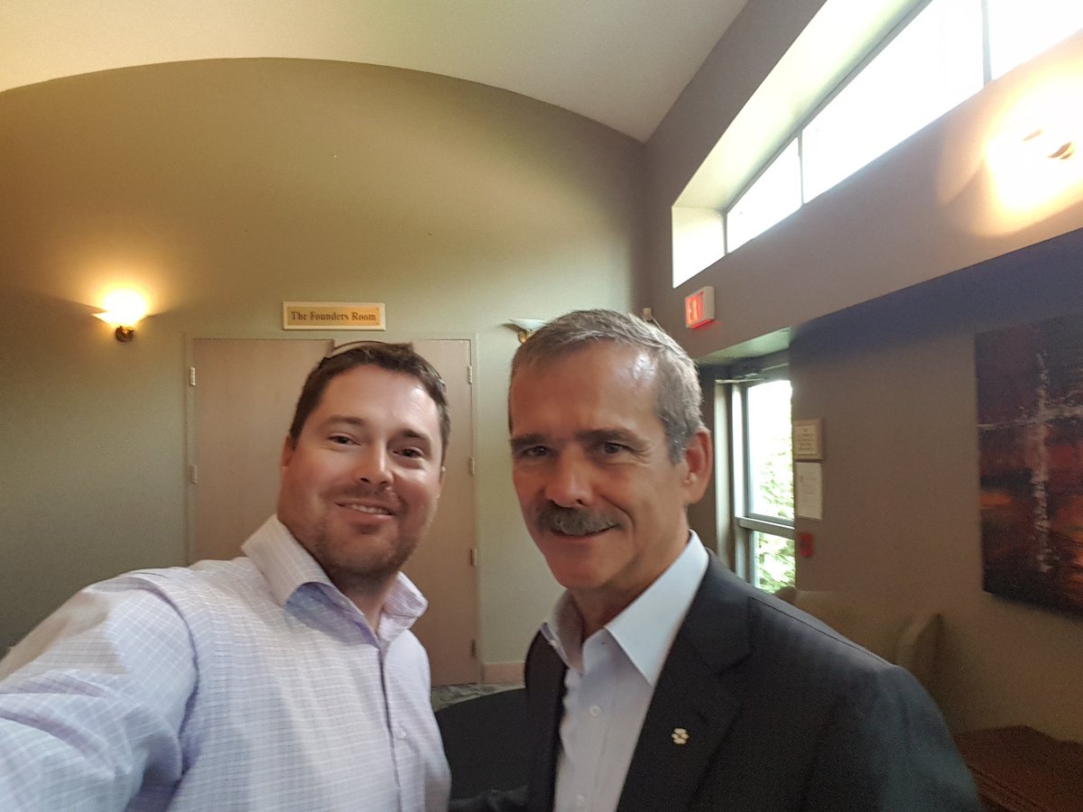 KnowJeff's tweet photo. Sir it was a pleasure to meet you. What an inspiration for fellow Canadians. @Cmdr_Hadfield https://t.co/FzgHOrwmUQ