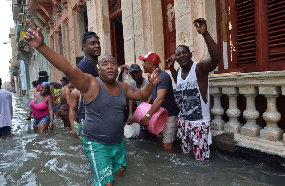cuballama's tweet photo. A los #cubanos no hay huracán ni ciclón ni la madre de los tomates que le quite la alegría. ¡¡¡Animo #CUBA!!! https://t.co/nFD9Uhnb4l