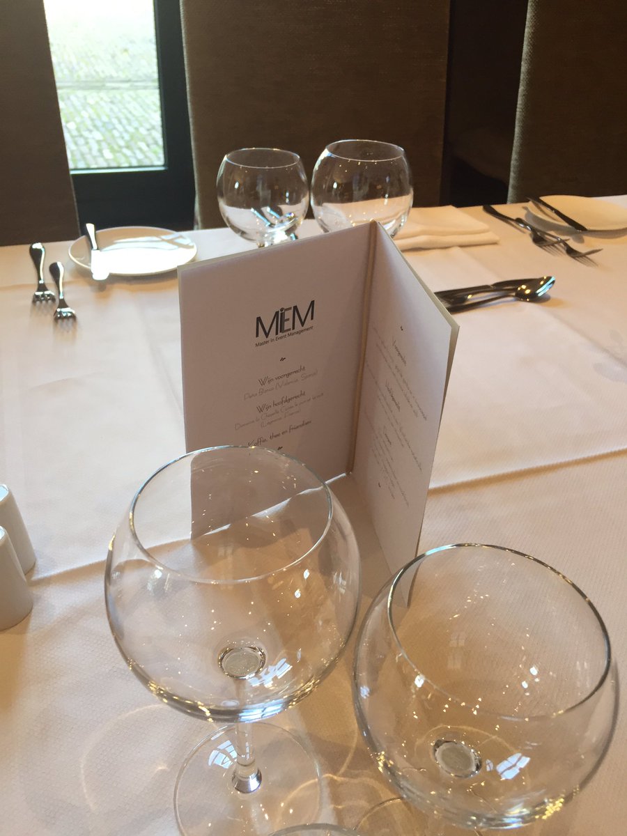 MasterinEM's tweet image. Gisteren hebben weer 15 Event Professionals hun certificaat Event Manager A-status in ontvangst mogen nemen in het Louwman Museum