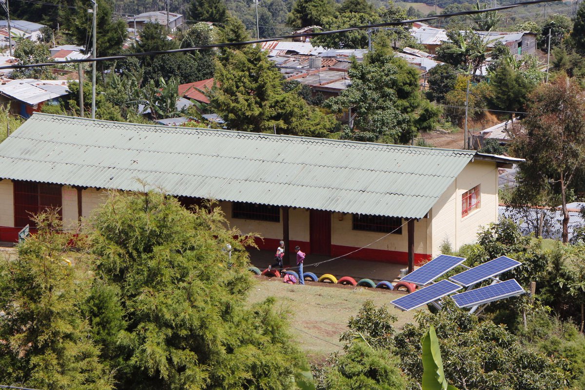 jorgelondodelac's tweet photo. Con mucha alegría, inauguramos las #CeldasSolares en la Institución Educativa Altos de Oriente, Bello. https://t.co/xRNs3laf5z