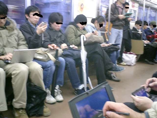 02年 電車内で大勢の人がモバイル機器を扱う怪しい空間を作ろう 山手線オフが今だとそこまで奇怪に見えないに 懐かしい あの頃は面白かった の声 Togetter 02年 電車内で大勢の人がモバイル機器を扱う怪しい空間を作ろう 山手線オフが今だとそこまで奇怪に見えないに 懐かしい あの頃は面白かった の声 Togetter