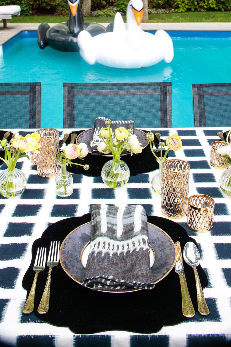KIMSEYBERT's tweet photo. A black and white table is always an excellent idea (and so are matching swan floaties!). #dressingthetable https://t.co/megBF7WRyN