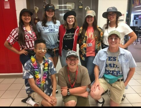 BBCHSChoirs's tweet photo. Say Aloha to 2017-2018 Contemus Choir officers as they celebrate Tacky Tourist Tuesday!๐๐#BBHC2017 https://t.co/VdVSEqllKx