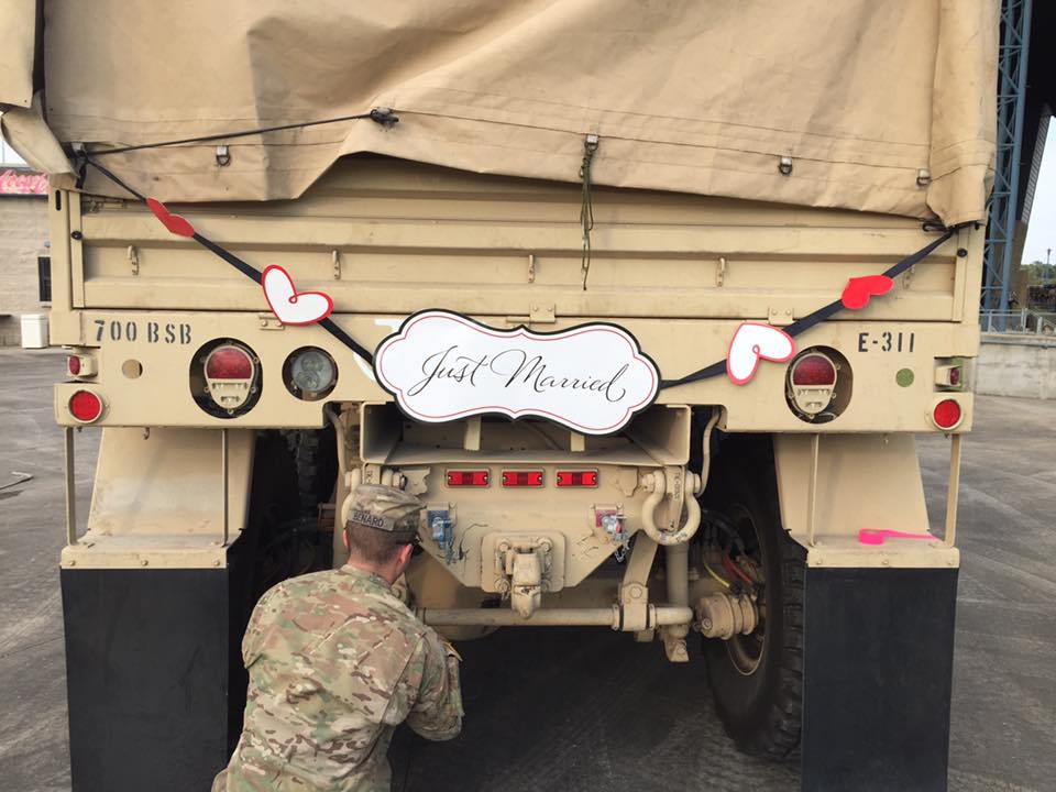 The_USO's tweet photo. Our @MobileUSO team was honored to help with the impromptu wedding of two @NationalGuard members supporting #HurricaneHarvey relief efforts! https://t.co/t1UHkmCKsb