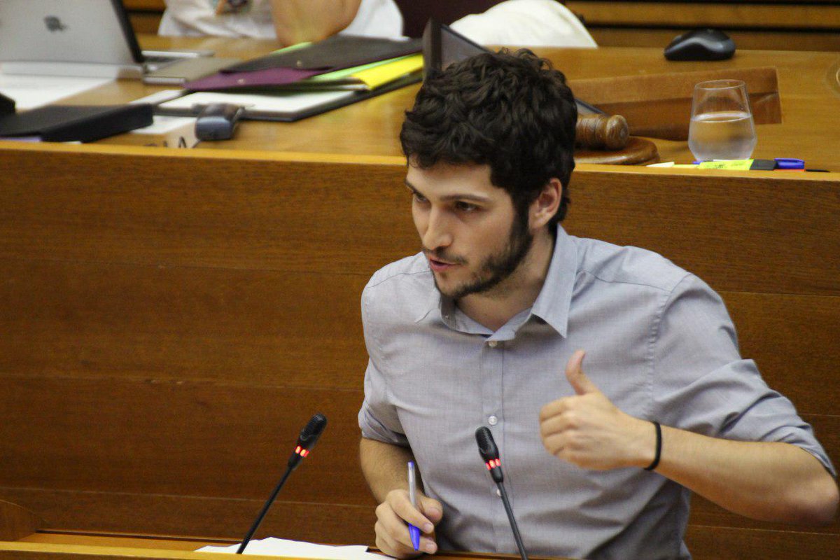 Podem_'s tweet photo. "Protejamos a quien más lo necesite y cuando lo necesite. Es hora de asegurar una vida digna a quienes son nuestro futuro" @Estany_ #DebatCV https://t.co/k1ZxU25xdn