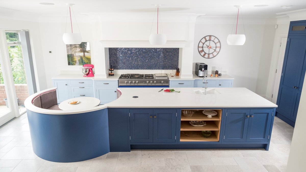 chalkhouseint's tweet photo. how many of us are lucky enough to have room in our kitchen for our own circular seating booth? #bespokekitchen https://t.co/9ab4pAD42K